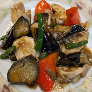 るるる♪の作ってみた!投稿(『鶏むね肉となすとパプリカの甘辛生姜醤油炒め』ご飯がススム◎)