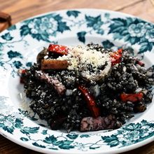見た目の真っ黒「アロス・ネグロ風イカ墨釜飯」