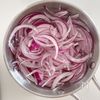 【季節の変わり目に】紫玉ねぎの養生サラダの工程1