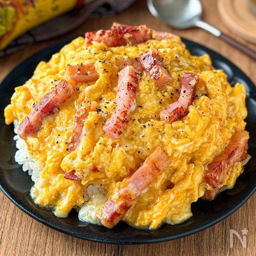 【簡単なのにおいしすぎる!】とろとろ卵のペペロンチーズ丼