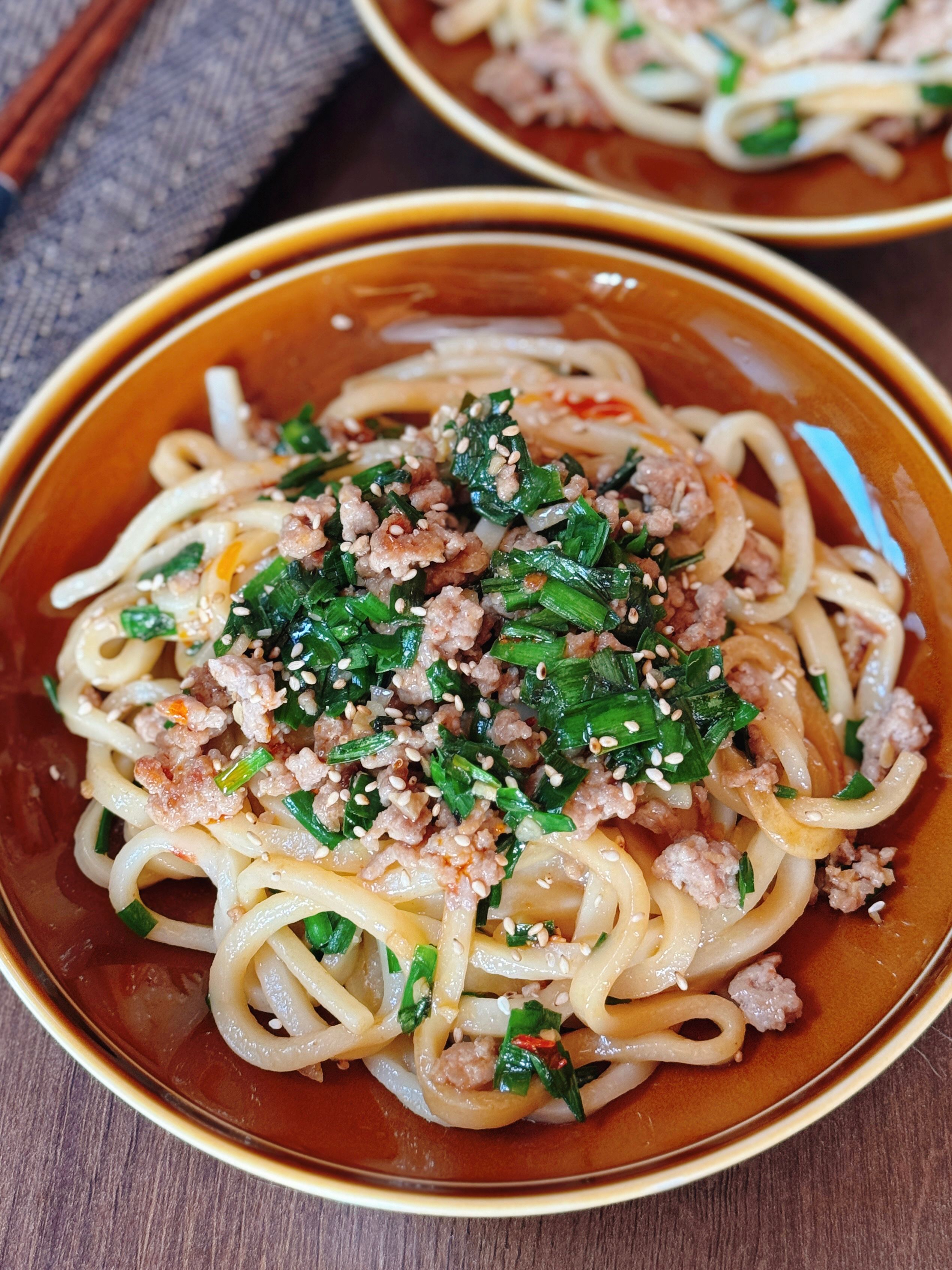 豚そぼろニラの旨辛焼きうどん】にんにく・生姜がやみつき！ | レシピ