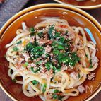 【豚そぼろニラの旨辛焼きうどん】にんにく・生姜がやみつき！