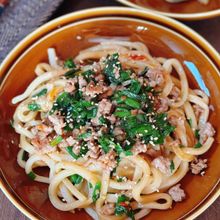【豚そぼろニラの旨辛焼きうどん】にんにく・生姜がやみつき!