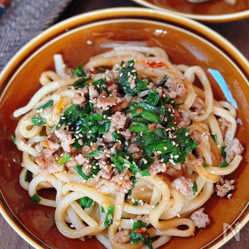 【豚そぼろニラの旨辛焼きうどん】にんにく・生姜がやみつき!