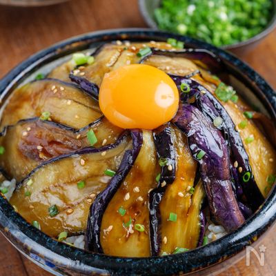 【茄子好きも思わず唸る】とろとろ茄子の蒲焼き丼☆卵黄のっけ