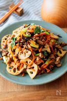 『れんこんとひじきの甘辛そぼろ炒め』ご飯が進む♪栄養満点☆