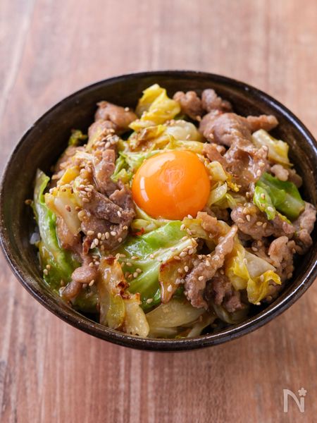 キャベツと豚こまのスタミナ丼