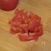 トマトときゅうりの塩昆布ツナ和えの工程1