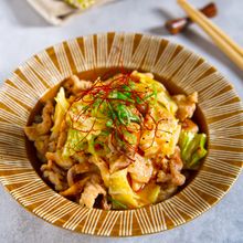 10分でご飯泥棒！豚こまとキャベツの旨辛みそ炒め