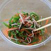 箸が止まらない！レンジで『やみつきピーマンとハムの和え物』の工程4