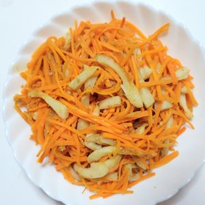 ふうかの作ってみた!投稿(やみつき節約レシピ♡ちくわとにんじんの胡麻白だしきんぴら)