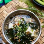 お豆腐でボリュームアップ《焼肉屋さんのわかめスープ》