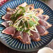 わさび塩で味わう！薬味たっぷりカツオのたたき