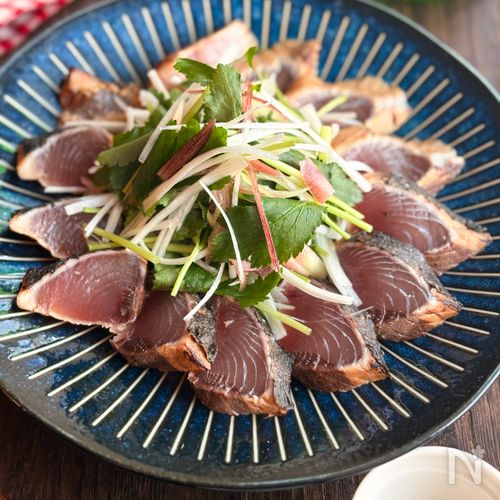 わさび塩で味わう！薬味たっぷりカツオのたたき