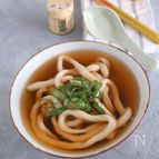 いりこの旨み広がる　シンプル素うどん。