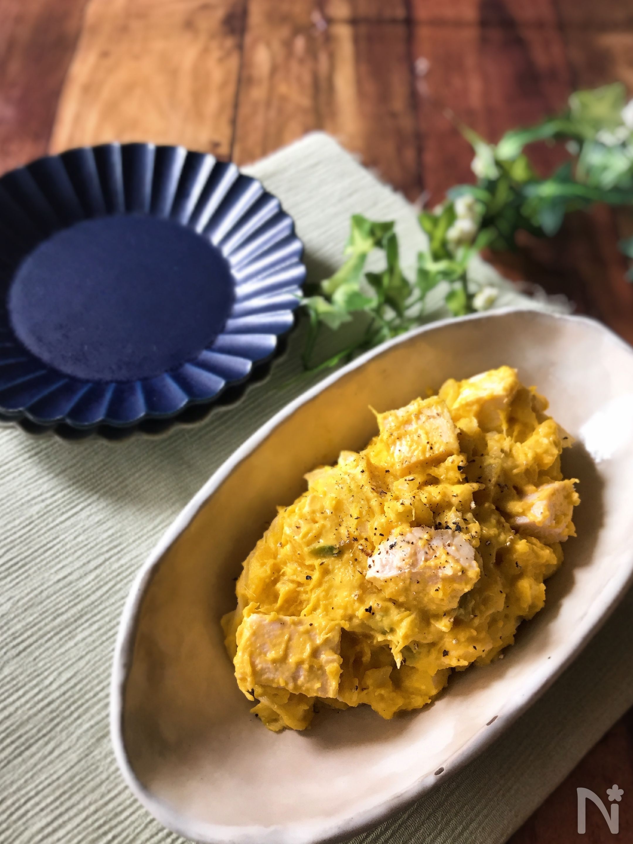  BBQチキンサラダ、BBQコリアンダーライムドレッシング添え レシピ