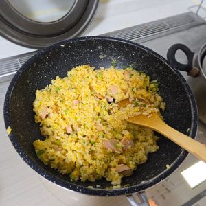 とよやんの作ってみた!投稿(『スタミナ満点‼』ウインナーと卵のにんにくバター炒飯)