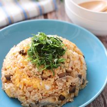 子供も喜ぶ!めちゃいい味♡豚キムチときのこのエスニック炒飯