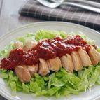 フライパン蒸し鶏のトマトにんにくラー油がけ