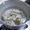 牡蠣だし醤油で味付け「牡蠣焼きそば」の下準備