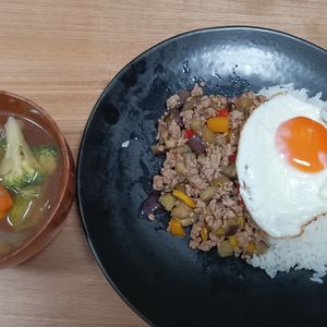Tomoの作ってみた!投稿(【夏野菜ガパオライス】家にある調味料で簡単！虜になる夏ご飯☆)