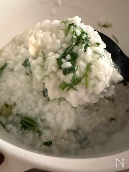 炊きあがったご飯に七草を混ぜる