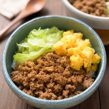 10分で完成！肉味噌とキャベツの3色丼