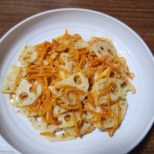 とももの作ってみた!投稿(『れんこんとにんじんの塩きんぴら』あっさり美味しい♬簡単！)