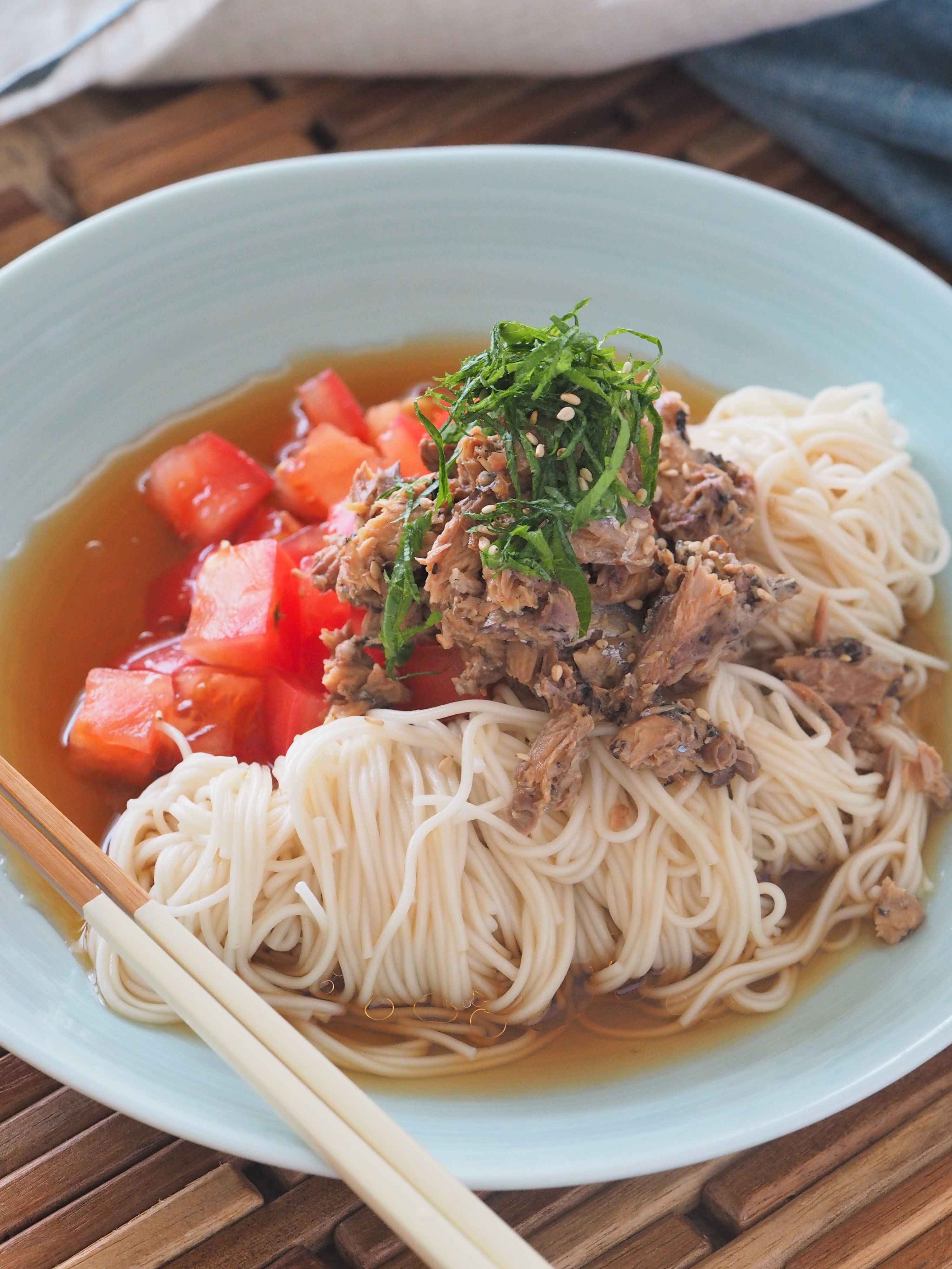 手抜きで絶品！サバとトマトの油そうめん【ランチ・簡単・缶詰