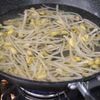 シャキシャキおいしい♪にらと豆もやしのごまドレサラダの工程2