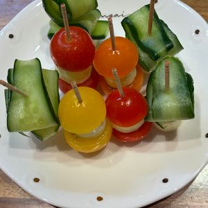くだもの大好き🧡の作ってみた!投稿(プチトマトサンタときゅうりのクリスマスツリー)