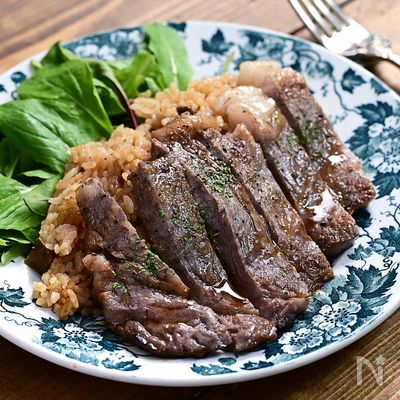 贅沢に「のっけ釜飯、ポルチーニステーキ丼」