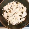 豚肉と豆苗のワンパン蒸し｜さっぱりトマトポン酢の工程1