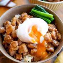 【豚角煮の温玉しぐれ丼】生姜香る♪甘辛てりてり満腹おかず☆