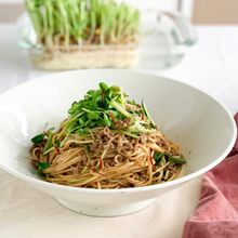 夏にぴったり！【豆苗と挽肉の混ぜそう麺】
