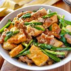 【作ってみた！で大人気】お手軽食材でボリューム節約ご飯！「厚揚げと豚にらの味噌炒め」｜みんなの推しレシピ