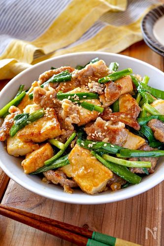 【作ってみた!で大人気】お手軽食材でボリューム節約ご飯!「厚揚げと豚にらの味噌炒め」|みんなの推しレシピ