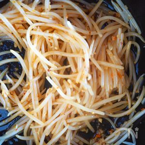 3分で簡単つまみ】やみつきになる＊悪魔のガーリックもやし | レシピ