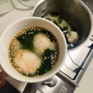あやの作ってみた!投稿(はんぺん入りふわぷりえび団子とワカメの中華スープ)
