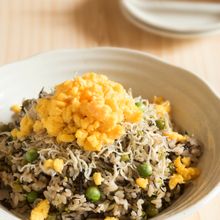 グリンピースとひじきの炊き込み御飯