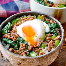【小松菜の甘辛そぼろ丼】さっと食べたい♪簡単お昼ご飯に♡