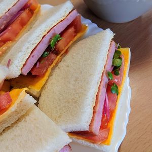 まゆのの作ってみた!投稿(たまにはサンドイッチでも（ハム、卵、トマト）)