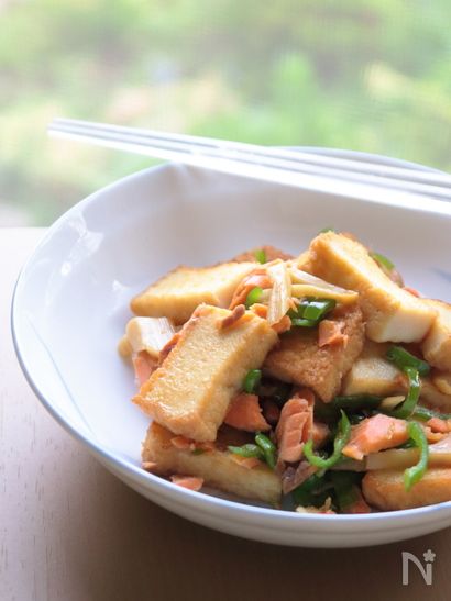 鮭の塩加減がポイント！厚揚げと焼き鮭の炒め物