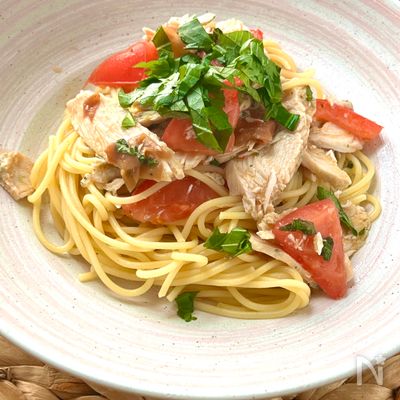 さっぱり美味しい!サラダチキンとトマトの梅しそパスタ