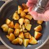 【食卓に出したら喰らいつく】
我が家の最強ガーリックポテトの工程3