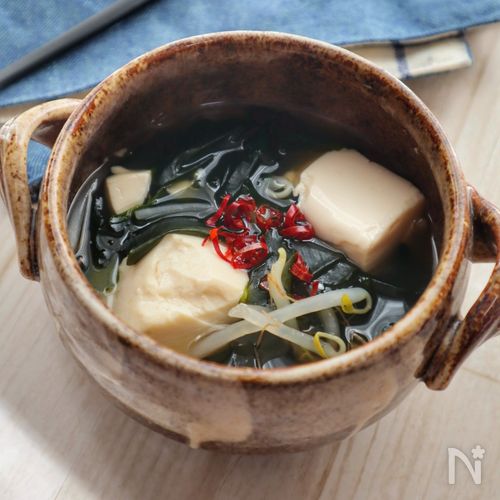 5分で完成♪ピリ辛わかめ×豆腐×もやしのスープ