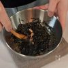 焼いて和えるだけ。家中のご飯が消える【鶏モモの海苔和え】の下準備