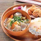 こんにゃくと油揚げの食べるお味噌汁