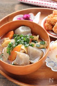こんにゃくと油揚げの食べるお味噌汁