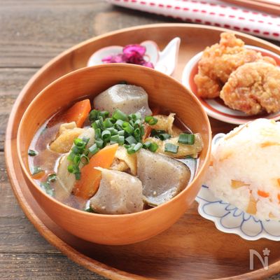 こんにゃくと油揚げの食べるお味噌汁